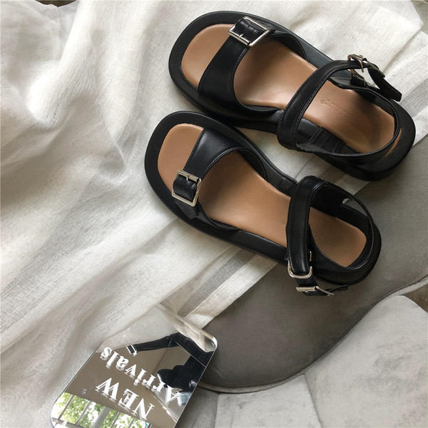 Naiste vabaaja pandlaga kunstnahast sandaalid