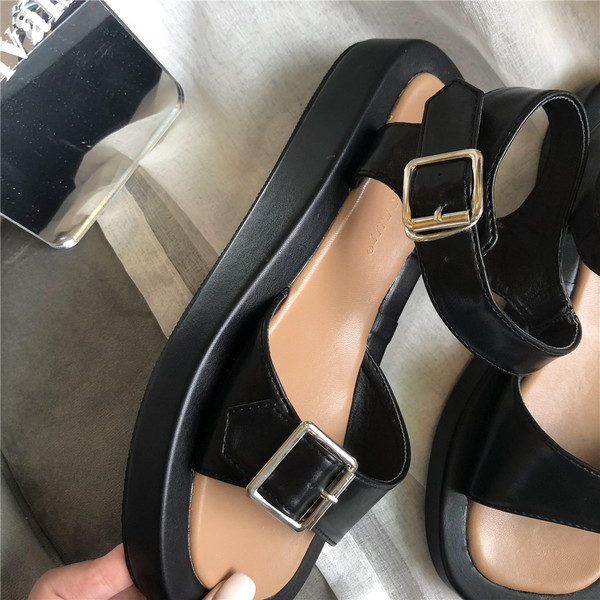 Naiste vabaaja pandlaga kunstnahast sandaalid