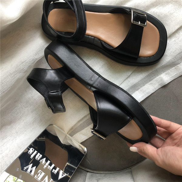 Naiste vabaaja pandlaga kunstnahast sandaalid