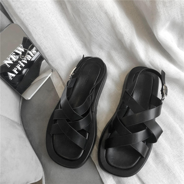 Öko-nahast naiste sandaalid ristrihmadega