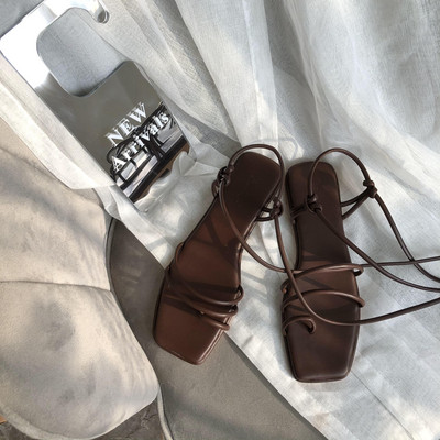 Τετράγωνα γυναικεία πέδιλα με κορδόνια