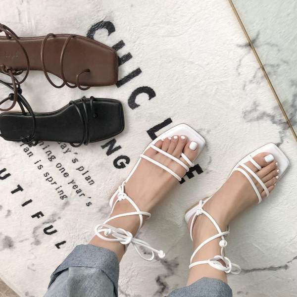 Τετράγωνα γυναικεία πέδιλα με κορδόνια