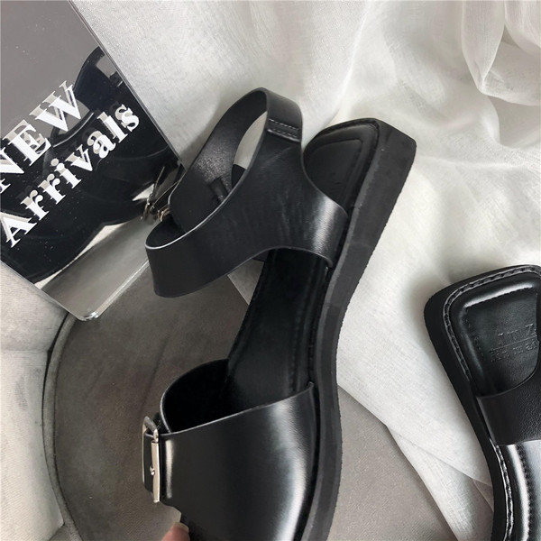 Naiste vabaaja sandaalid ökonahast rihmade ja pandlaga