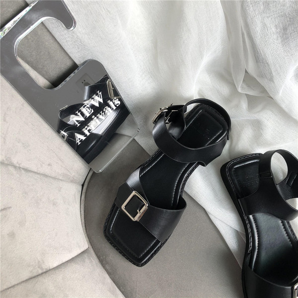 Naiste vabaaja sandaalid ökonahast rihmade ja pandlaga