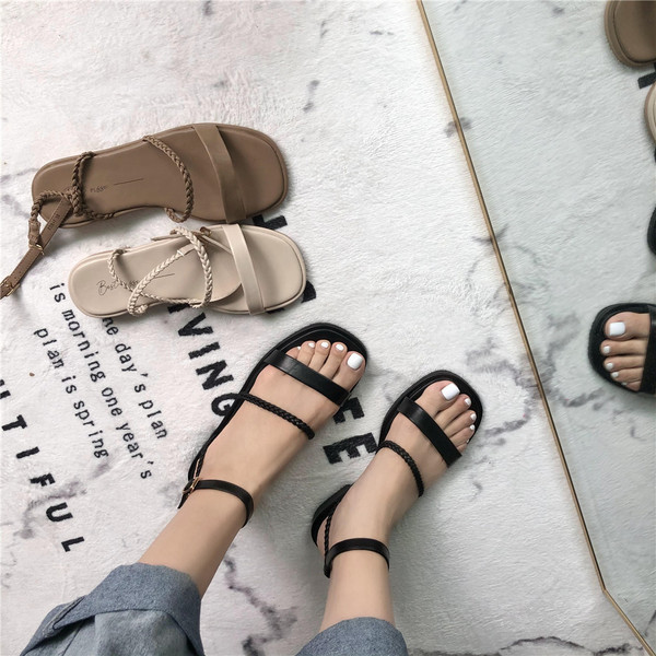 Naiste vabaaja rihmadega sandaalid - kunstnahast