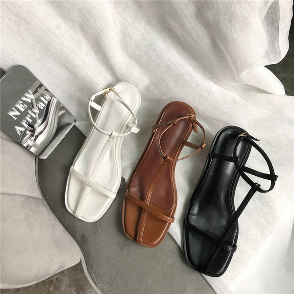 Peenikeste rihmadega kunstnahast naiste sandaalid