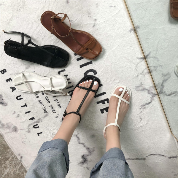 Peenikeste rihmadega kunstnahast naiste sandaalid