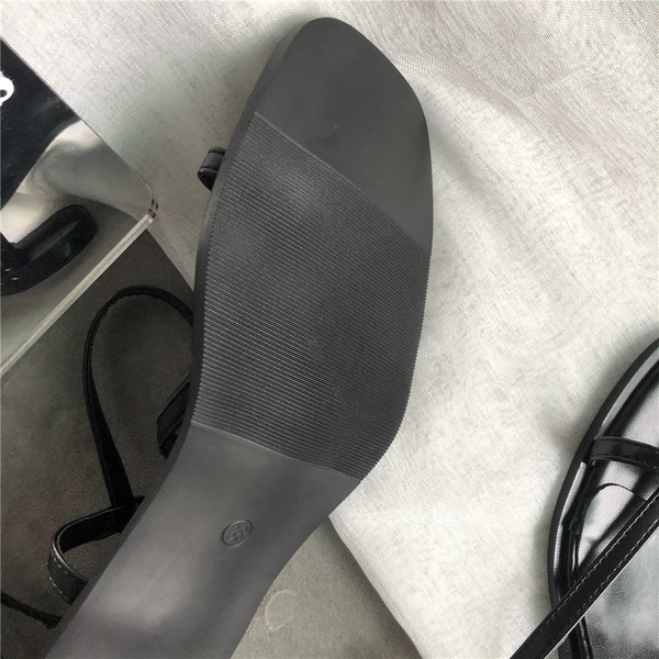 Peenikeste rihmadega kunstnahast naiste sandaalid