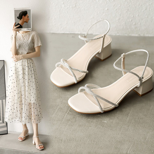 Peenikeste rihmade ja kaunistusega naiste sandaalid