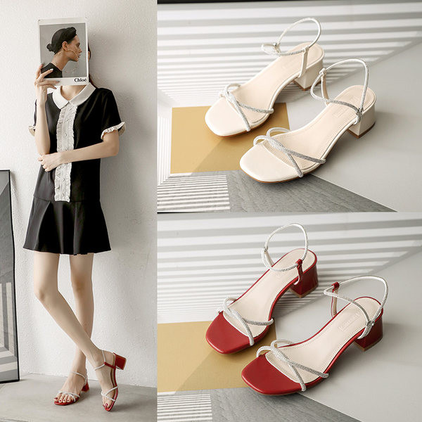 Peenikeste rihmade ja kaunistusega naiste sandaalid