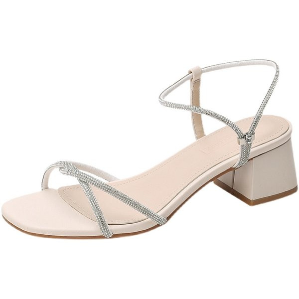 Peenikeste rihmade ja kaunistusega naiste sandaalid