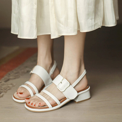 Női szandál eko bőrből, csattal