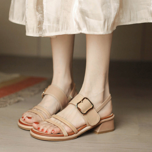 Női szandál eko bőrből, csattal