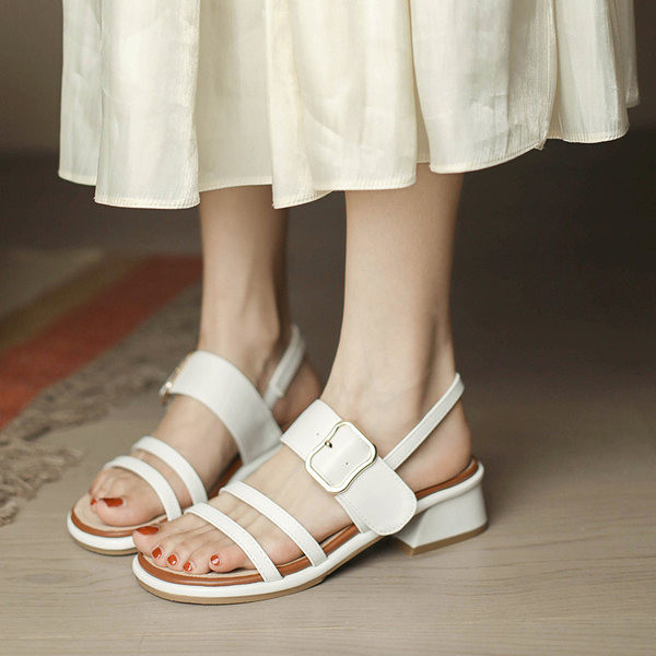 Női szandál eko bőrből, csattal