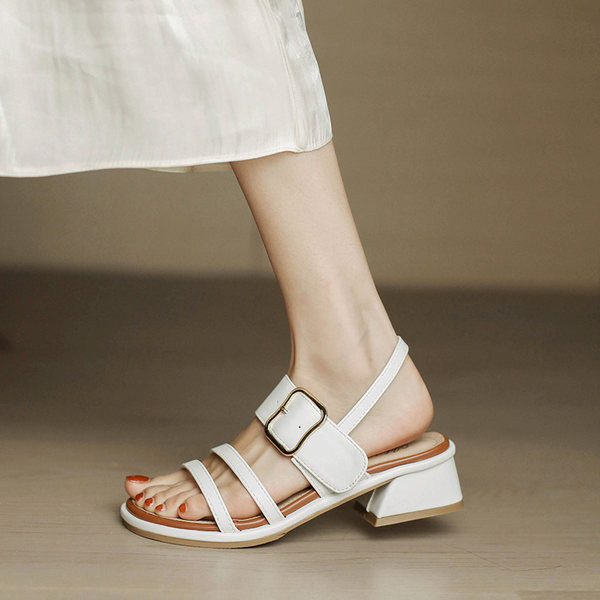 Női szandál eko bőrből, csattal