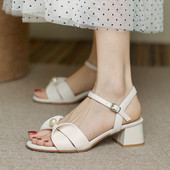 Moodsad paksude kontsade ja pärlitega naiste sandaalid