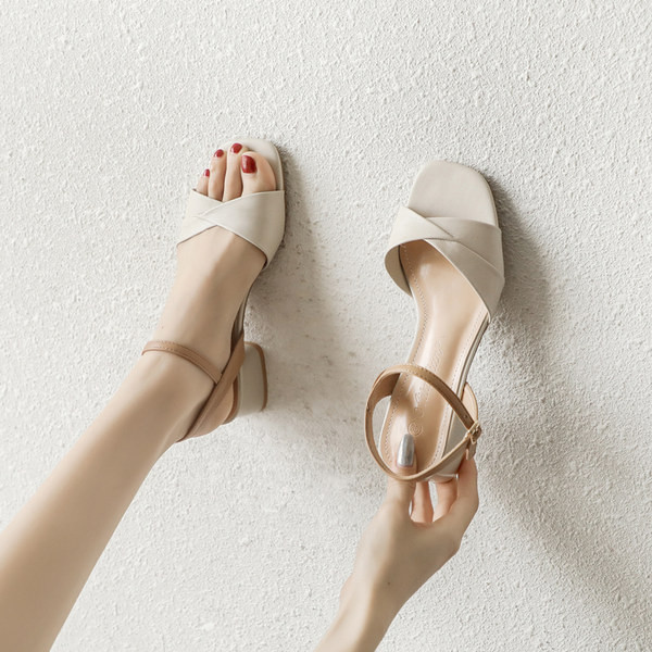 Naiste nahast sandaalid paksu kontsaga 4,5 cm