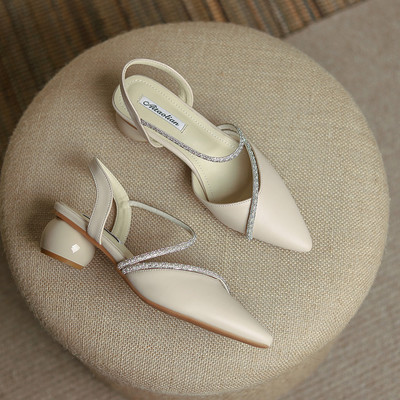 Hegyes modell női szandál bőr pánttal