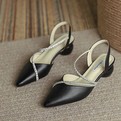 Hegyes modell női szandál bőr pánttal