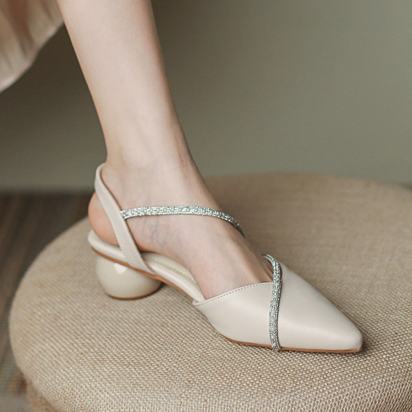 Hegyes modell női szandál bőr pánttal