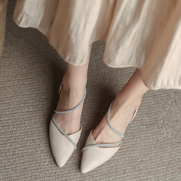 Hegyes modell női szandál bőr pánttal