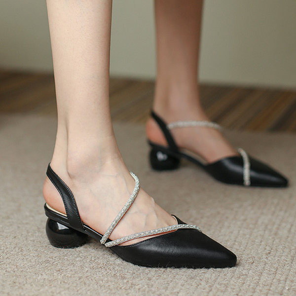 Hegyes modell női szandál bőr pánttal