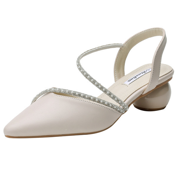 Hegyes modell női szandál bőr pánttal