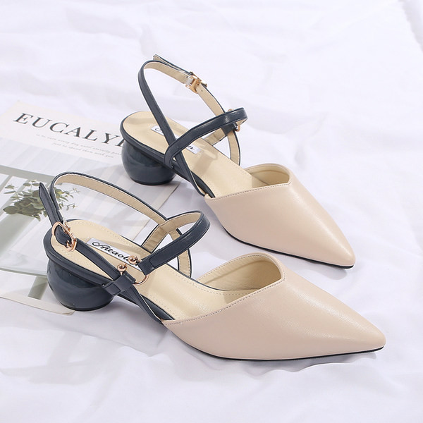 Női hegyes szandál nem szabványos sarokkal