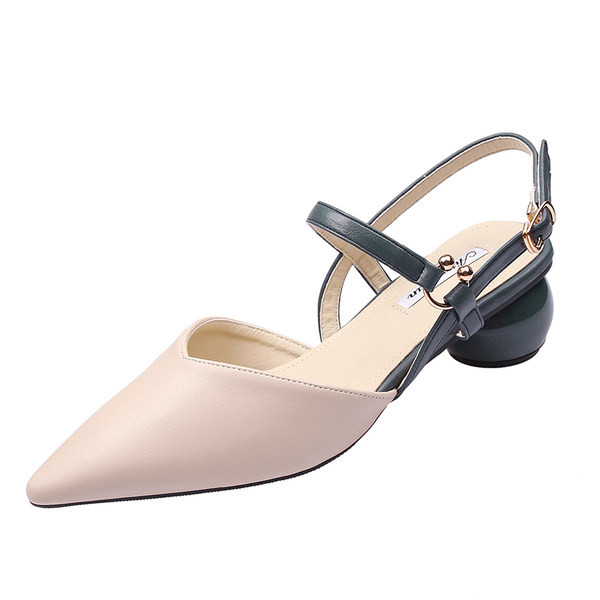 Női hegyes szandál nem szabványos sarokkal