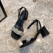 Női szandál alacsony vastag sarkú fém díszítéssel