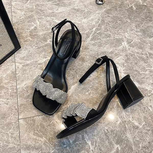 Női szandál alacsony vastag sarkú fém díszítéssel