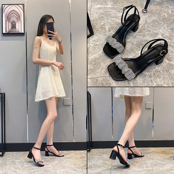 Női szandál alacsony vastag sarkú fém díszítéssel