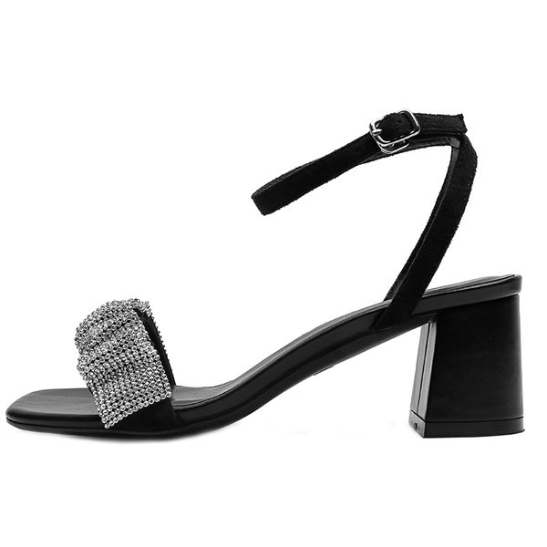 Női szandál alacsony vastag sarkú fém díszítéssel