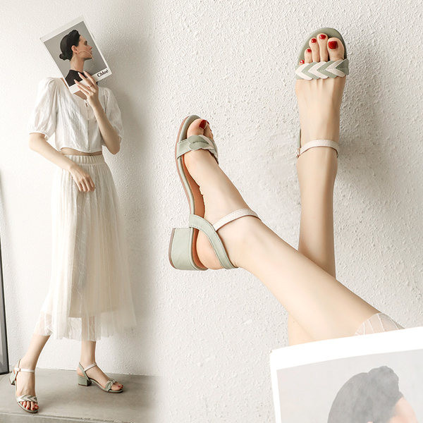 Uus mudel pandlaga sandaalid