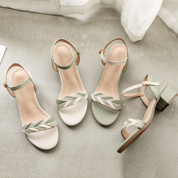 Uus mudel pandlaga sandaalid