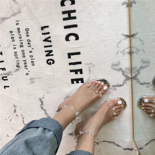 Elegáns női szandál szilikon pántokkal