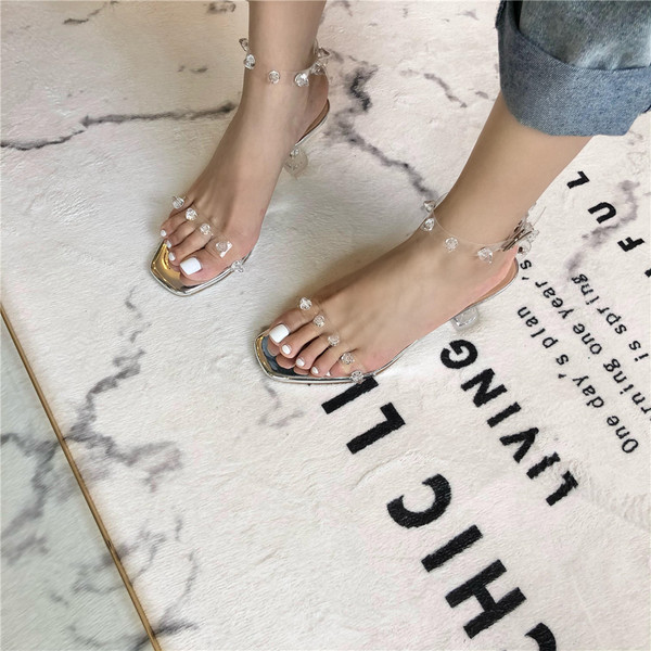 Elegáns női szandál szilikon pántokkal