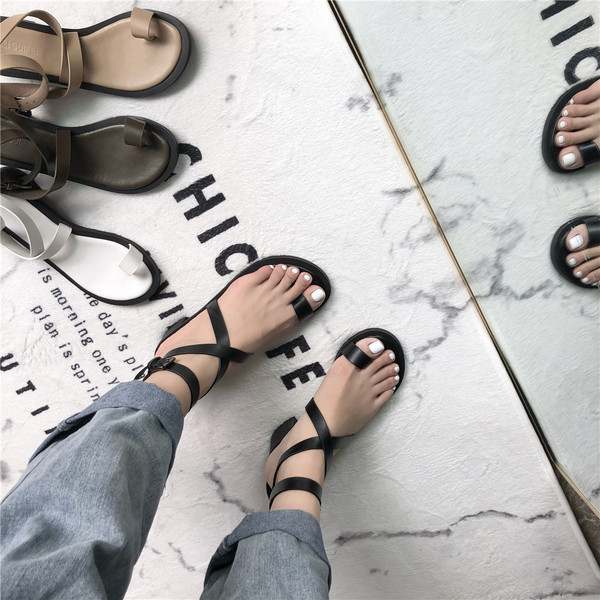 Öko-nahast valmistatud Rooma stiilis naiste sandaalid