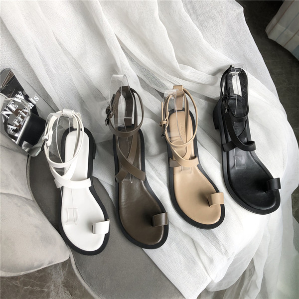 Öko-nahast valmistatud Rooma stiilis naiste sandaalid