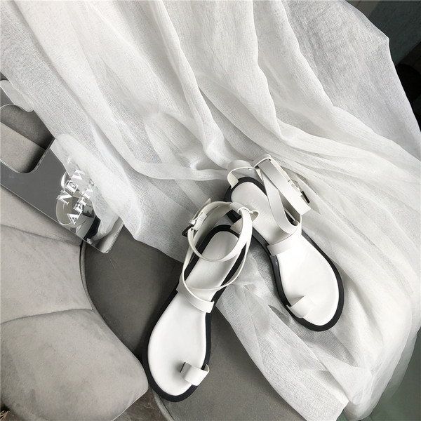 Öko-nahast valmistatud Rooma stiilis naiste sandaalid