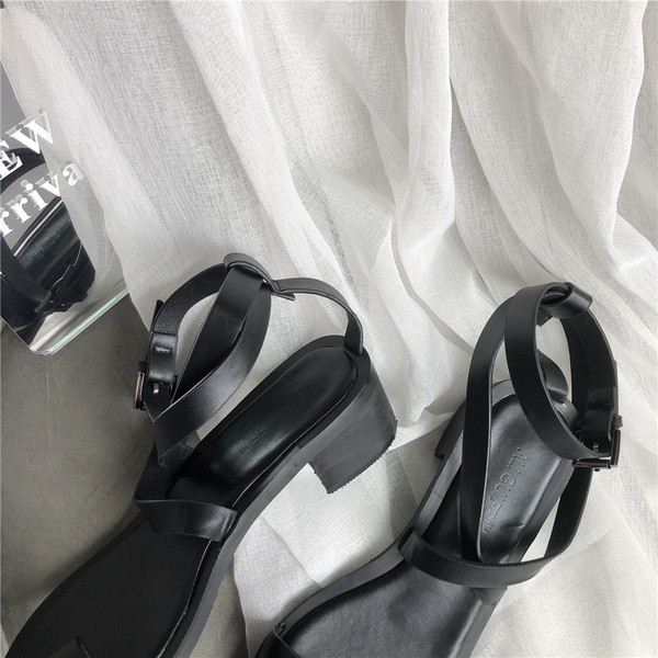 Öko-nahast valmistatud Rooma stiilis naiste sandaalid