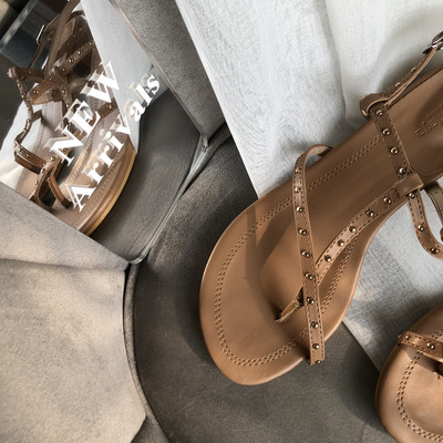 Naiste sandaalid tasasel tallal peenikeste rihmadega ökonahast