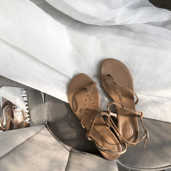 Naiste sandaalid tasasel tallal peenikeste rihmadega ökonahast