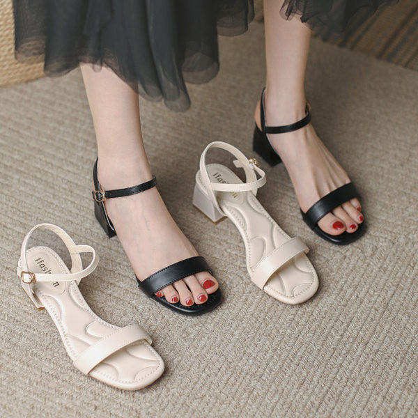 Peenikeste rihmadega naiste sandaalid