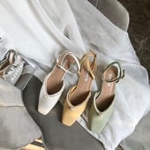 Női bőr szandál gyöngyökkel