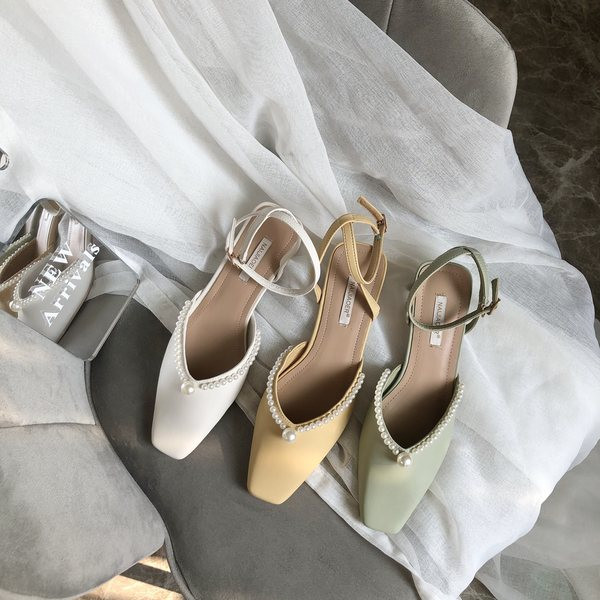 Női bőr szandál gyöngyökkel