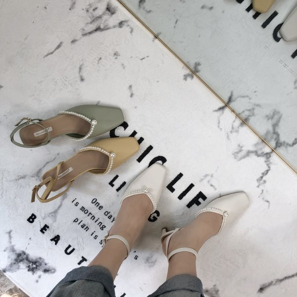 Női bőr szandál gyöngyökkel