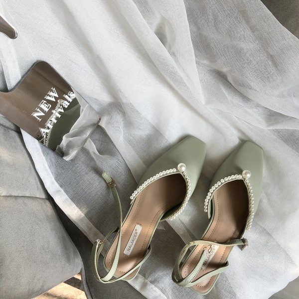 Női bőr szandál gyöngyökkel