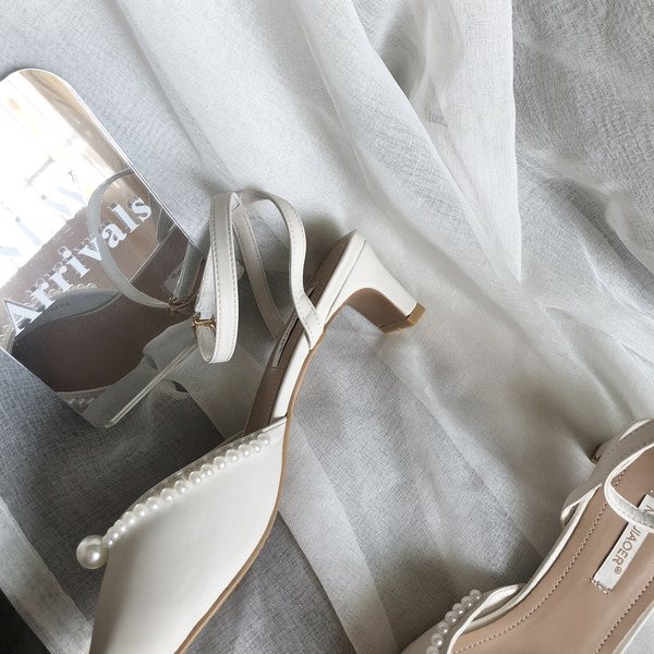 Női bőr szandál gyöngyökkel