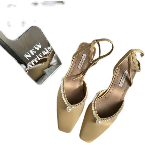 Női bőr szandál gyöngyökkel